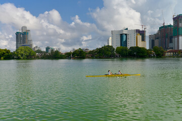 femme faisant de l'aviron sur le lac de Colombo au Sri Lanka