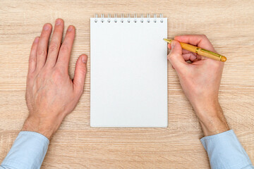 Obraz premium Hand writing in white blank open spiral notebook