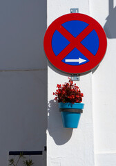 PLACA DEL NUMERO TRES EN UNA PARED BLANCA