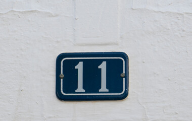 PLACA DEL NUMERO ONCE EN UNA PARED BLANCA