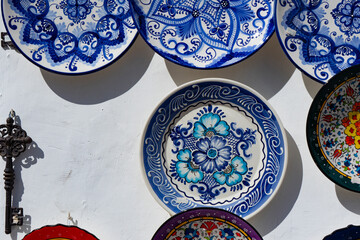PLATOS DE CERAMICA EN UNA PARED BLANCA