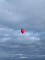 Fototapeta premium La mongolfiera rossa vola