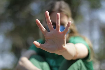 Fotobehang mão fazendo sinal de pare © Larissa Oksana