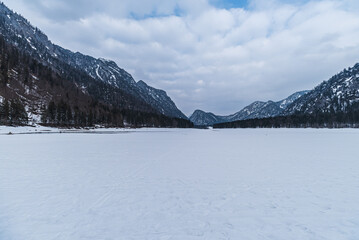 Fototapeta na wymiar Panorama mit Schnee und Mittersee bei Ruhpolding im Winter mit Wolken