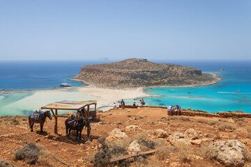 Fototapeta na wymiar Rest point on the way to the Balos beach, with beautiful Balos lagoon in the background