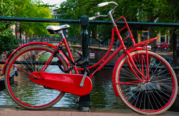 Fototapeta na wymiar old red bicycle