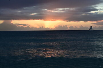 Obraz na płótnie Canvas As the sun dips below the horizon