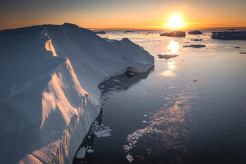 Enormes icebergs al atardecer desde punto de vista aéreo