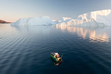 Enormes icebergs al atardecer desde punto de vista aéreo