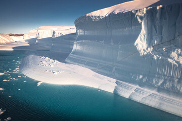 Enormes icebergs al atardecer desde punto de vista aéreo