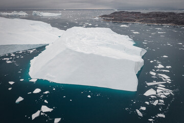 Enormes icebergs flotando sobre el mar desde punto de vista aéreo
