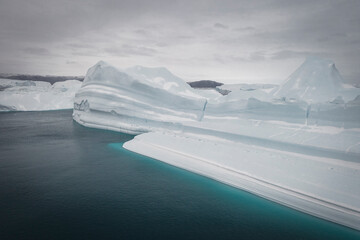 Enormes icebergs flotando sobre el mar desde punto de vista aéreo