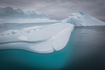 Enormes icebergs flotando sobre el mar desde punto de vista aéreo