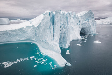 barco cerca de iceberg desde punto de vista aéreo