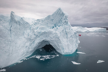 barco cerca de iceberg desde punto de vista aéreo