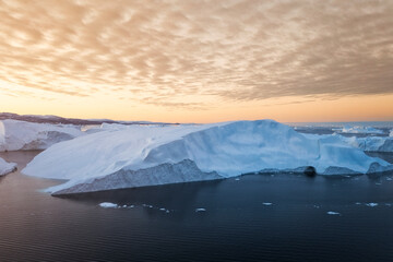 enormes icebergs de formas caprichosas flotando sobre el mar desde punto de vista aéreo