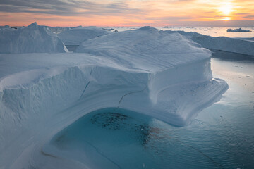 enormes icebergs de formas caprichosas flotando sobre el mar desde punto de vista aéreo