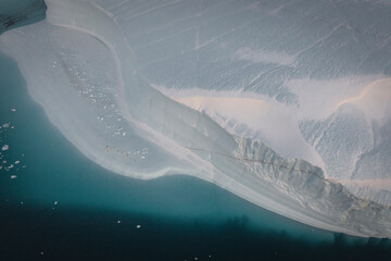 Enormes icebergs flotando en el mar desde punto de vista aéreo.