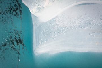 Enormes icebergs flotando en el mar desde punto de vista aéreo.