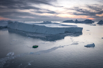 Enormes icebergs flotando en el mar desde punto de vista aéreo.