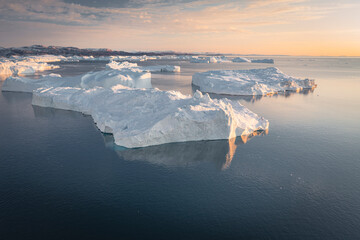 Enormes icebergs flotando en el mar desde punto de vista aéreo.