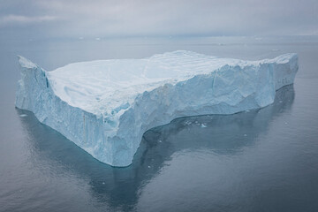 Enormes icebergs flotando en el mar desde punto de vista aéreo.