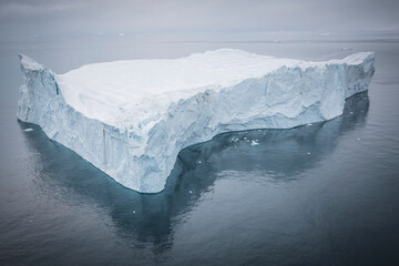 Enormes icebergs flotando en el mar desde punto de vista aéreo.