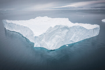 Enormes icebergs flotando en el mar desde punto de vista a&eacute;reo.