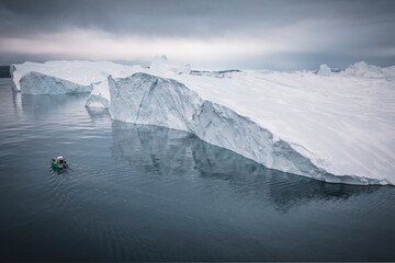 Enormes icebergs flotando en el mar desde punto de vista aéreo.