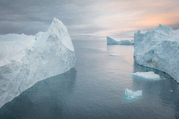 Enormes icebergs flotando en el mar desde punto de vista aéreo.
