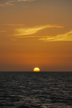 La hora magica, colores vibrantes, olas que bailan y momentos para so&ntilde;ar que siempre hay un regalo que el atardecer nos brinda