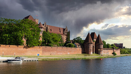 Naklejka na ściany i meble Unwetterwolken über der Marienburg 