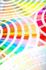 一面に広げた数冊のカラーガイド。彩り,カラフル,デザイン,グラフィクのイメージ