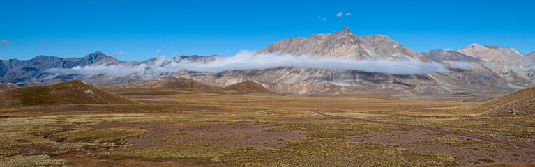 Cordillera de los andes con nubes en Valle Hermoso, Mendoza, Argentina.