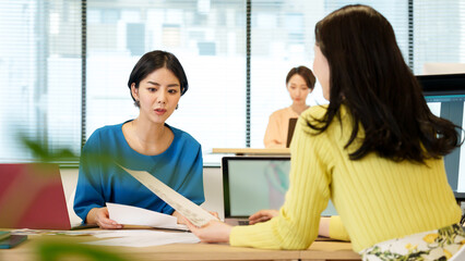 Obraz premium ビジネス クリエイター デスクワーク