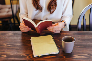 読書する女性の手元　reading