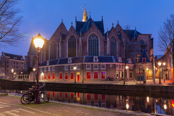Obraz premium Amsterdam. Oude Kerk church in the red light district.