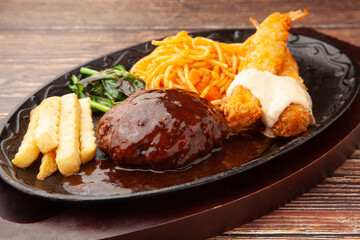 ハンバーグとエビフライ