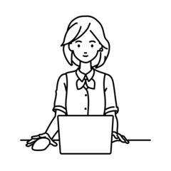 デスクで座ってPCを使っている事務員制服の女性