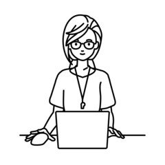 デスクで座ってPCを使っている教師の女性