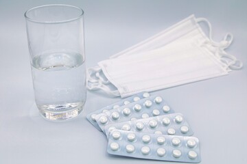 錠剤の飲み薬と水の入ったコップ