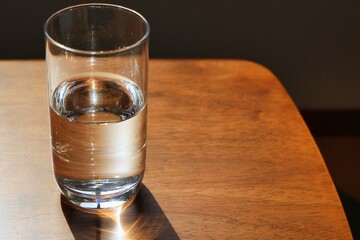 テーブルに置かれた水の入ったコップ