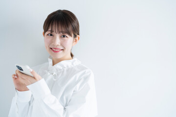 Fototapeta premium スマートフォンを使う女性