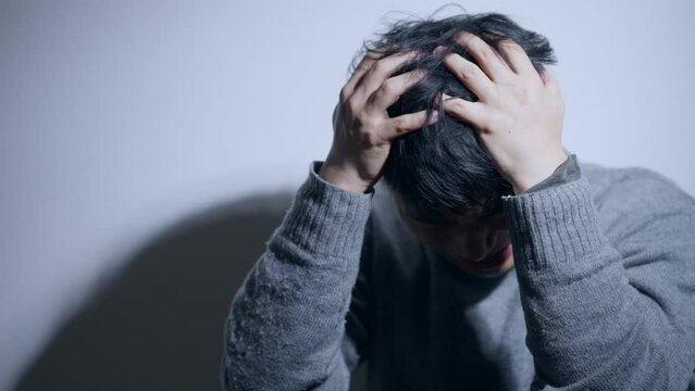 60p　落ち込むミドル男性