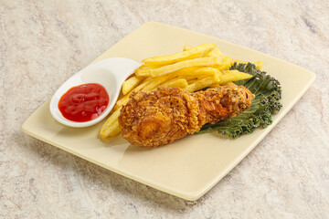 Crispy chicken leg with fry potato