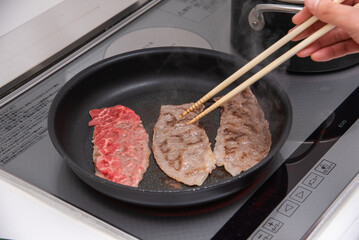 IHのフライパンで牛肉を焼く