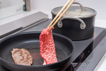 IHのフライパンで牛肉を焼く