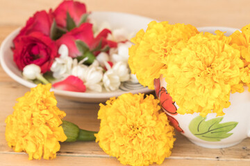 Obraz na płótnie Canvas colorful flowers arrangement flat lay postcard style on background white