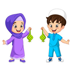 Happy muslim kids cartoon holding a ketupat - obrazy, fototapety, plakaty