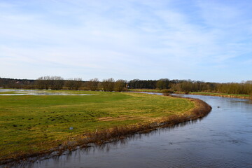 Hochwasser am Fluss Aller im Winter im Dorf Eilte, Niedersachsen